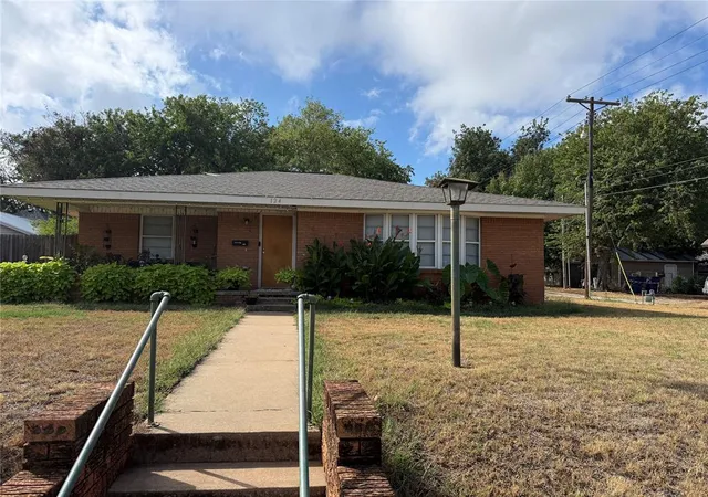Photo 1 of Single family home for sale at 124 S 11th Street, Chickasha, OK 73018 | MLS# 1251579 | Listing updated on 2026-10-02