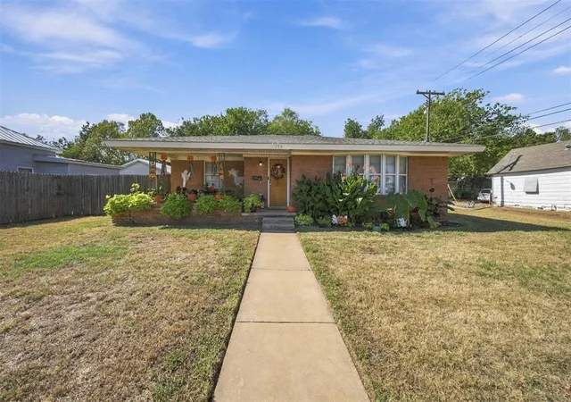 Single family home for sale at 124 S 11th Street, Chickasha, OK 73018 | MLS# 1251579