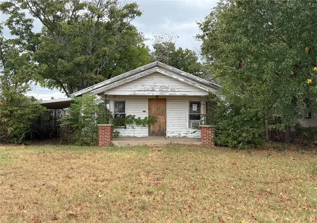 Single family home for sale at 212 S 4th Street, McLoud, OK 74851 | MLS# 1251583