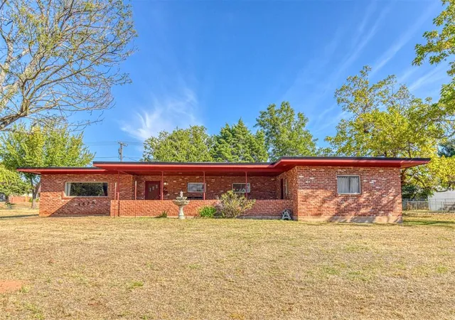 Photo 3 of Single family home for sale at 1628 W Carolina Ave, Chickasha, OK 73018 | MLS# 1251592 | Listing updated on 2026-10-06