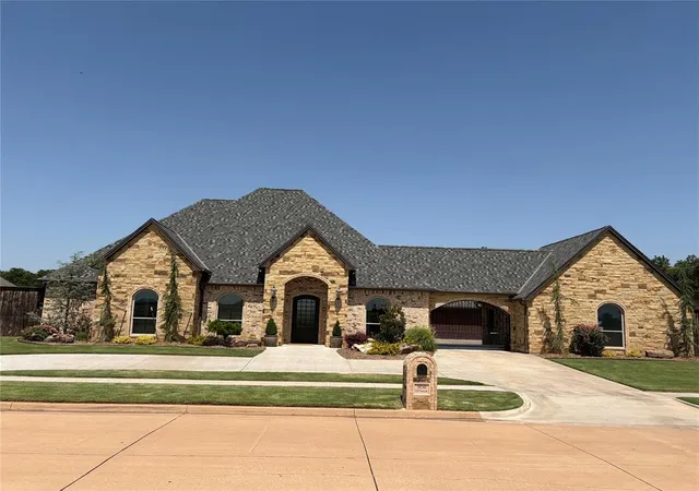Photo 1 of Single family home for sale at 909 Nw Thornbury Dr, Lawton, OK 73505 | MLS# 1251605 | Listing updated on 2026-10-03