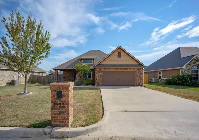 Photo 2 of Single family home for sale at 3533 Carriage Point Dr, Durant, OK 74701 | MLS# 1251643 | Listing updated on 2026-10-01