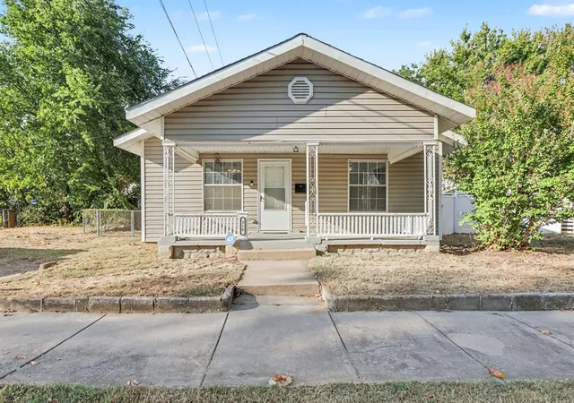 Photo 1 of Single family home for sale at 318 W Ridgewood St, Shawnee, OK 74801 | MLS# 1251722 | Listing updated on 2026-10-02