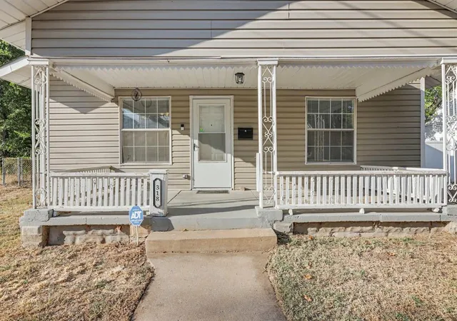 Photo 2 of Single family home for sale at 318 W Ridgewood St, Shawnee, OK 74801 | MLS# 1251722 | Listing updated on 2026-10-02