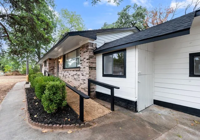 Photo 2 of Sale Pending at 408 S Lindale Ave, Shawnee, OK 74801 | MLS# 1251781 | Listing updated on 2026-10-07