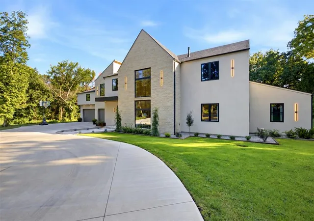 Photo 1 of Mansion for sale at 3320 Arrowhead Ct, Edmond, OK 73013 | MLS# 1251790 | Listing updated on 2026-10-02
