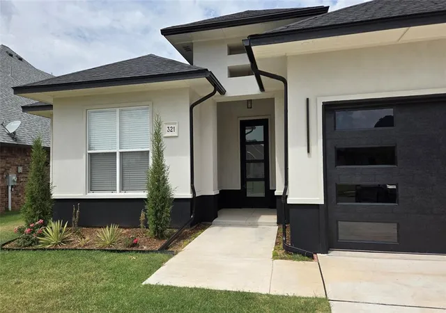 Photo 2 of Single family home for sale at 321 Greens Pkwy, Norman, OK 73069 | MLS# 1251792 | Listing updated on 2026-10-06