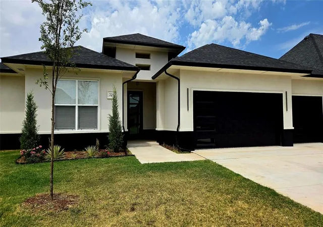 Photo 3 of Single family home for sale at 321 Greens Pkwy, Norman, OK 73069 | MLS# 1251792 | Listing updated on 2026-10-06