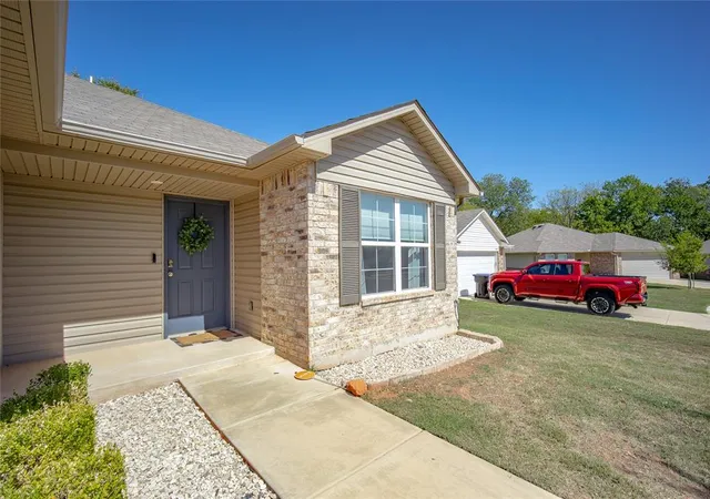 Photo 2 of Single family home for sale at 817 Twin Lakes Dr, Noble, OK 73068 | MLS# 1251837 | Listing updated on 2026-10-14