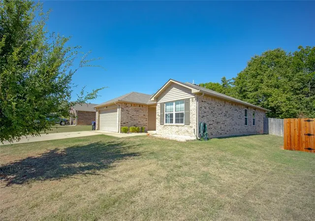 Photo 4 of Single family home for sale at 817 Twin Lakes Dr, Noble, OK 73068 | MLS# 1251837 | Listing updated on 2026-10-14