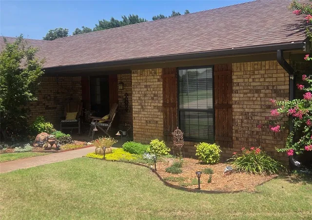 Photo 3 of Single family home for sale at 810 S Jessica Way, Pauls Valley, OK 73075 | MLS# 1251851 | Listing updated on 2026-10-07
