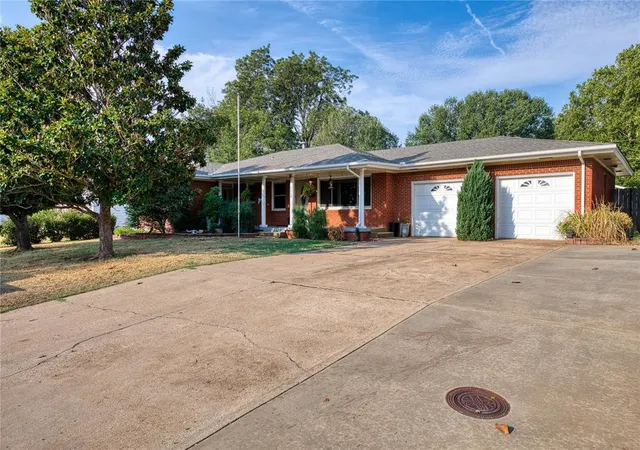 Photo 3 of Single family home for sale at 1119 Crestview Dr, Elk City, OK 73644 | MLS# 1251890 | Listing updated on 2026-10-02