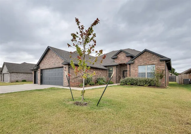 Photo 2 of Single family home for sale at 2913 Summit Holw Cir, Norman, OK 73071 | MLS# 1251903 | Listing updated on 2026-10-07