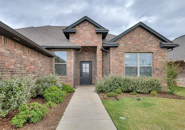 Photo 3 of Single family home for sale at 2913 Summit Holw Cir, Norman, OK 73071 | MLS# 1251903 | Listing updated on 2026-10-07