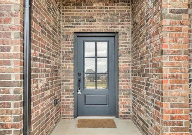 Photo 3 of Single family home for sale at 2913 Summit Holw Cir, Norman, OK 73071 | MLS# 1251903 | Listing updated on 2026-10-07