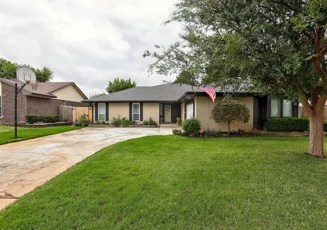 Photo 2 of Single family home for sale at 128 W Parkland Dr, Yukon, OK 73099 | MLS# 1251915 | Listing updated on 2026-10-07