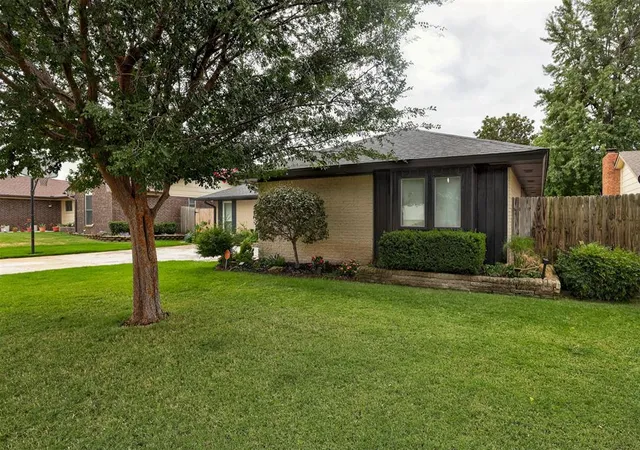 Photo 3 of Single family home for sale at 128 W Parkland Dr, Yukon, OK 73099 | MLS# 1251915 | Listing updated on 2026-10-07