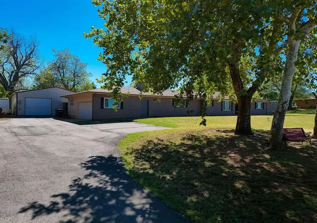 Photo 2 of Single family home for sale at 834 E Coffee Crk Rd, Edmond, OK 73034 | MLS# 1251924 | Listing updated on 2026-10-07