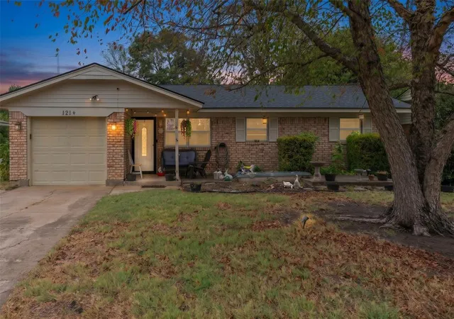 Photo 1 of Sale Pending at 121 W Ridge Rd, Norman, OK 73069 | MLS# 1251925 | Listing updated on 2026-10-07