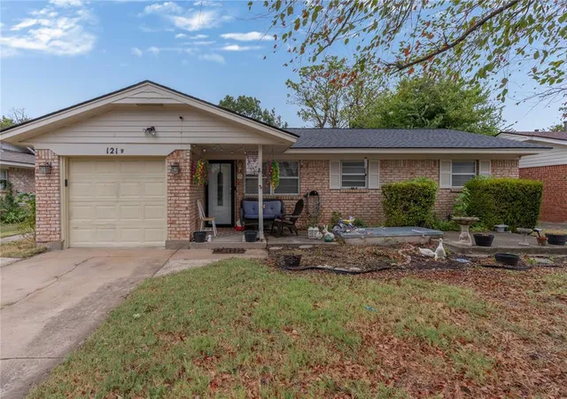 Photo 2 of Sale Pending at 121 W Ridge Rd, Norman, OK 73069 | MLS# 1251925 | Listing updated on 2026-10-07
