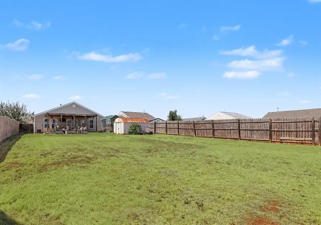 Photo 18 of Sale Pending at 916 Danbury Pl, Yukon, OK 73099 | MLS# 1251928 | Listing updated on 2026-10-20