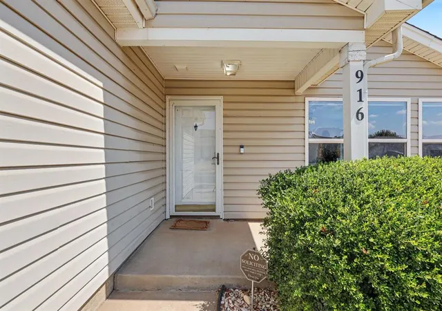 Photo 2 of Single family home for sale at 916 Danbury Pl, Yukon, OK 73099 | MLS# 1251928 | Listing updated on 2026-10-07