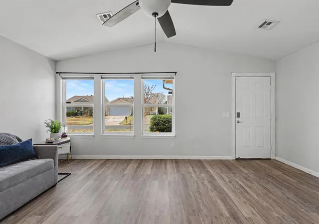 Photo 3 of Single family home for sale at 916 Danbury Pl, Yukon, OK 73099 | MLS# 1251928 | Listing updated on 2026-10-07