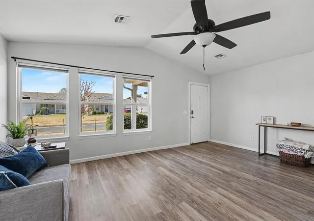 Photo 3 of Single family home for sale at 916 Danbury Pl, Yukon, OK 73099 | MLS# 1251928 | Listing updated on 2026-10-07