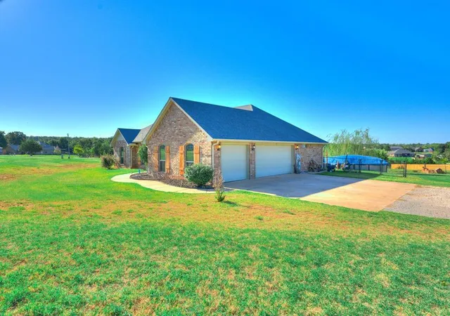 Photo 3 of Single family home for sale at 5795 Hillside Dr, Guthrie, OK 73044 | MLS# 1251936 | Listing updated on 2026-10-14