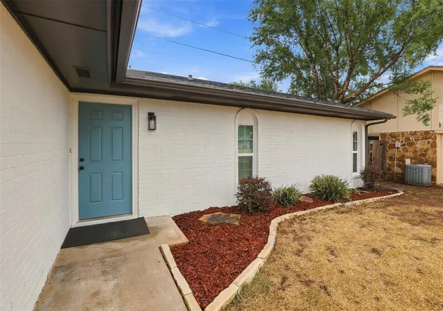 Photo 3 of Single family home for sale at 217 Elwood Dr, Edmond, OK 73013 | MLS# 1251938 | Listing updated on 2026-10-08