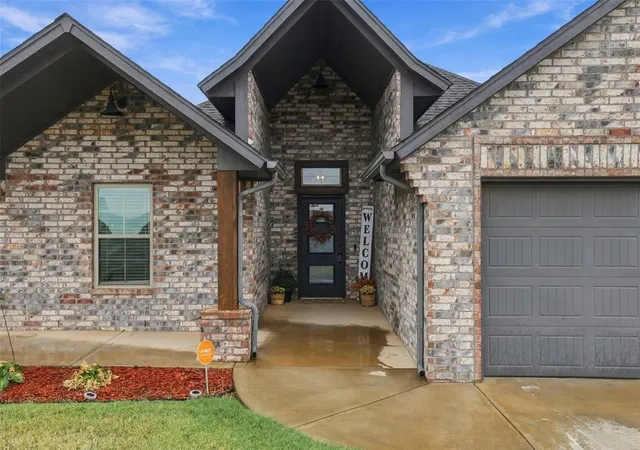 Photo 3 of Single family home for sale at 10601 Wild Horse Crk Dr, Yukon, OK 73099 | MLS# 1251969 | Listing updated on 2026-10-04