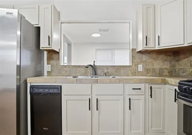 Photo 2 of Single family home for sale at 527 N Lahoma Ave, Norman, OK 73069 | MLS# 1251988 | Listing updated on 2026-10-06