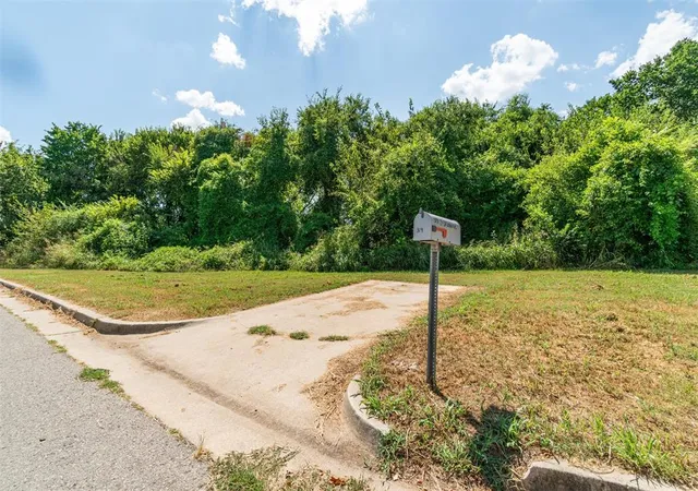 Photo 1 of Single family home for sale at 319 S Oklahoma Ave, Shawnee, OK 74801 | MLS# 1252006 | Listing updated on 2026-10-21