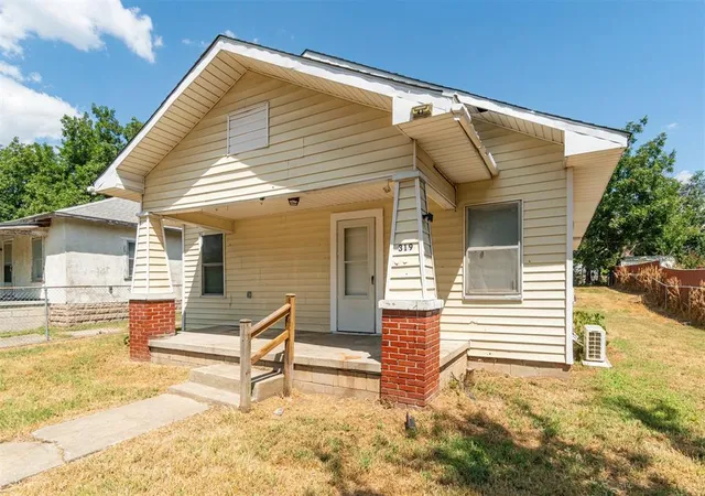 Photo 2 of Single family home for sale at 319 S Oklahoma Ave, Shawnee, OK 74801 | MLS# 1252006 | Listing updated on 2026-10-21