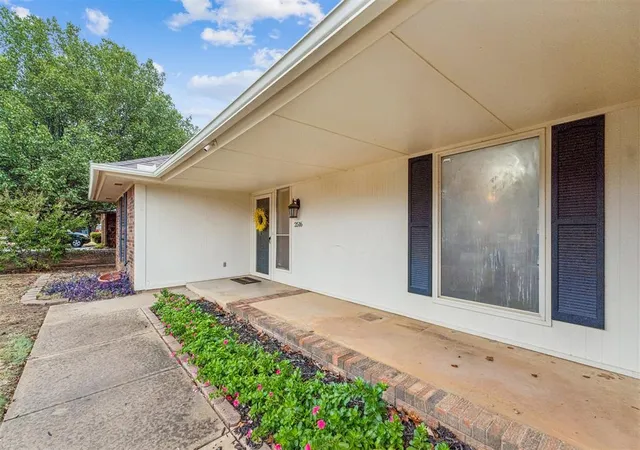 Photo 3 of Sale Pending at 2516 Brookdale Ave, Edmond, OK 73034 | MLS# 1252010 | Listing updated on 2026-10-06
