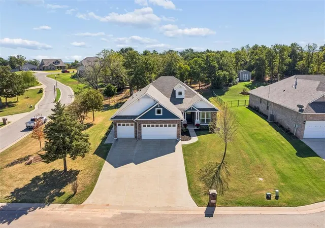 Single family home for sale at 8710 Overlook Dr, Guthrie, OK 73044 | MLS# 1252040
