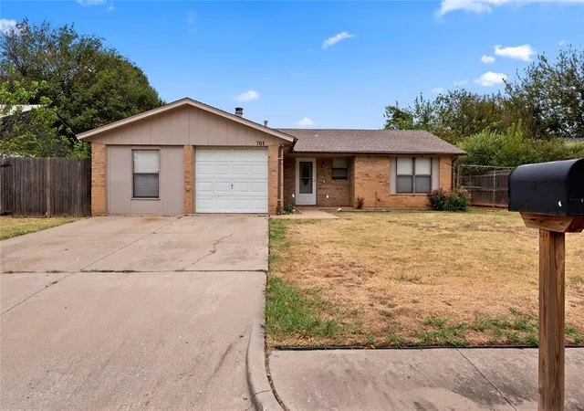 Single family home for sale at 701 Cherryvale Rd, Edmond, OK 73003 | MLS# 1252069