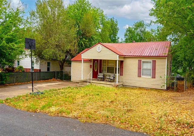Photo 1 of Sale Pending at 1220 W Texas Ave, Chickasha, OK 73018 | MLS# 1252076 | Listing updated on 2026-10-07