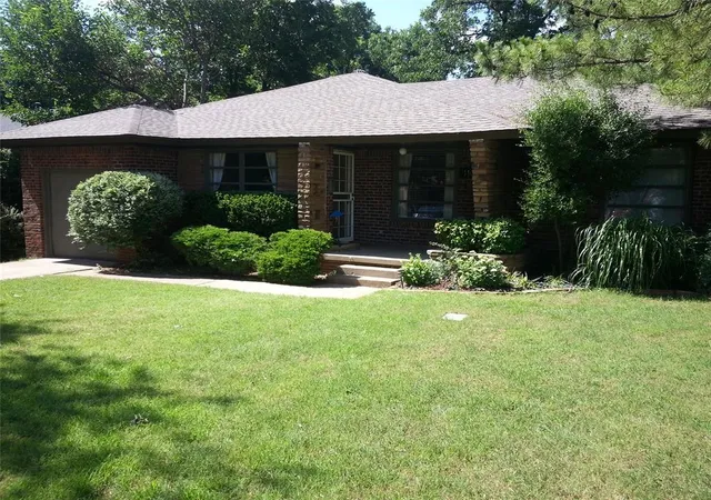 Single family home for sale at 1103 Park Manor St, Nichols Hills, OK 73116 | MLS# 1252095