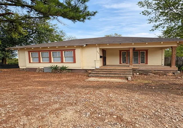 Photo 1 of Single family home for sale at 404 E Kiamichi St, Hugo, OK 74743 | MLS# 1252115 | Listing updated on 2026-10-05