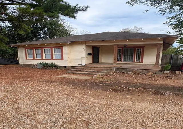 Photo 2 of Single family home for sale at 404 E Kiamichi St, Hugo, OK 74743 | MLS# 1252115 | Listing updated on 2026-10-05