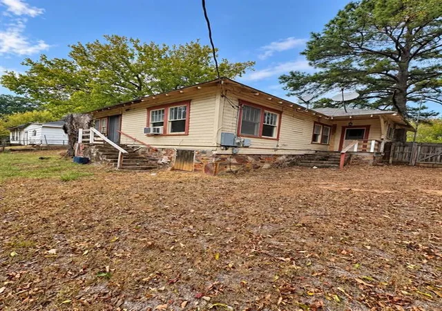 Photo 3 of Single family home for sale at 404 E Kiamichi St, Hugo, OK 74743 | MLS# 1252115 | Listing updated on 2026-10-05