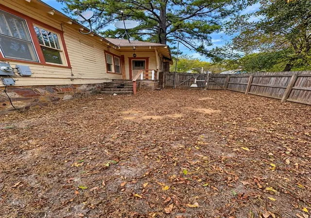 Photo 3 of Single family home for sale at 404 E Kiamichi St, Hugo, OK 74743 | MLS# 1252115 | Listing updated on 2026-10-05