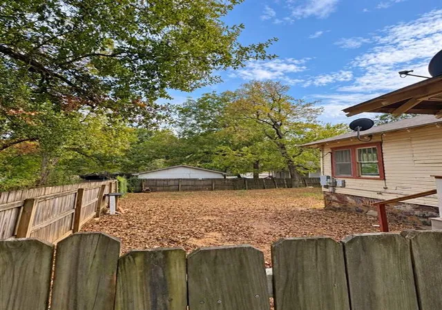 Photo 4 of Single family home for sale at 404 E Kiamichi St, Hugo, OK 74743 | MLS# 1252115 | Listing updated on 2026-10-05