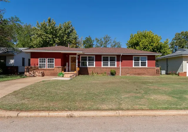 Photo 1 of Sale Pending at 422 Northcutt Dr, Lindsay, OK 73052 | MLS# 1252140 | Listing updated on 2026-10-19