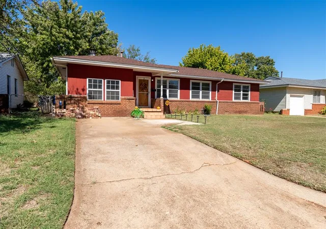 Photo 2 of Sale Pending at 422 Northcutt Dr, Lindsay, OK 73052 | MLS# 1252140 | Listing updated on 2026-10-19