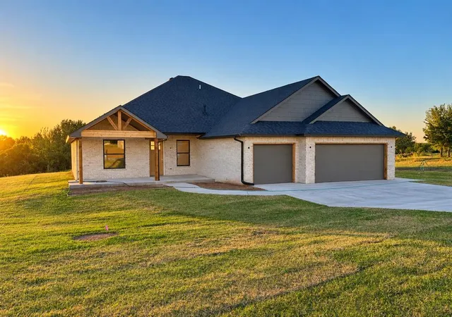 Single family home for sale at 2079 Cattle Dr, Guthrie, OK 73044 | MLS# 1252141