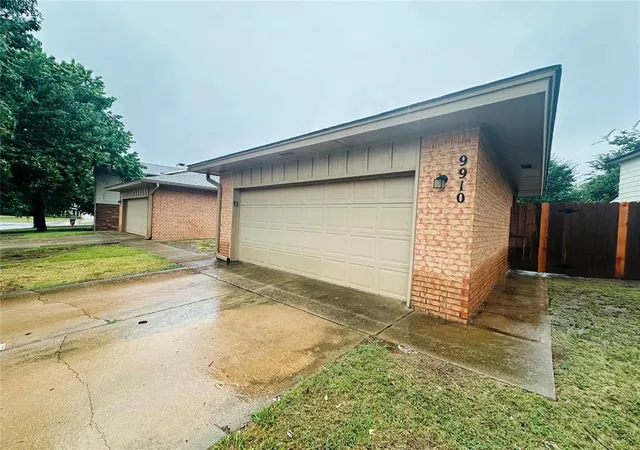 Listing Photo 4 - Condo for sale in building located at 9910 Mashburn Blvd, Oklahoma City, OK 73162