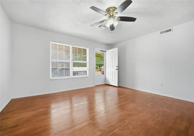Photo 4 of Single family home for sale at 2117 Queensbury Rd, Moore, OK 73160 | MLS# 1252178 | Listing updated on 2026-10-04