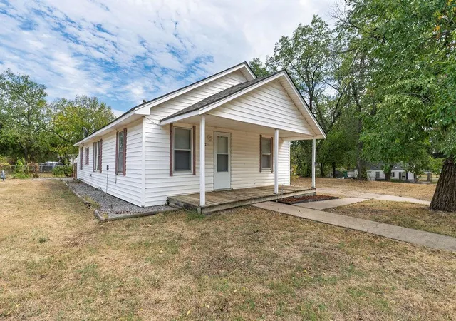 Photo 1 of Single family home for sale at 1229 N Center Ave, Shawnee, OK 74801 | MLS# 1252202 | Listing updated on 2026-10-04